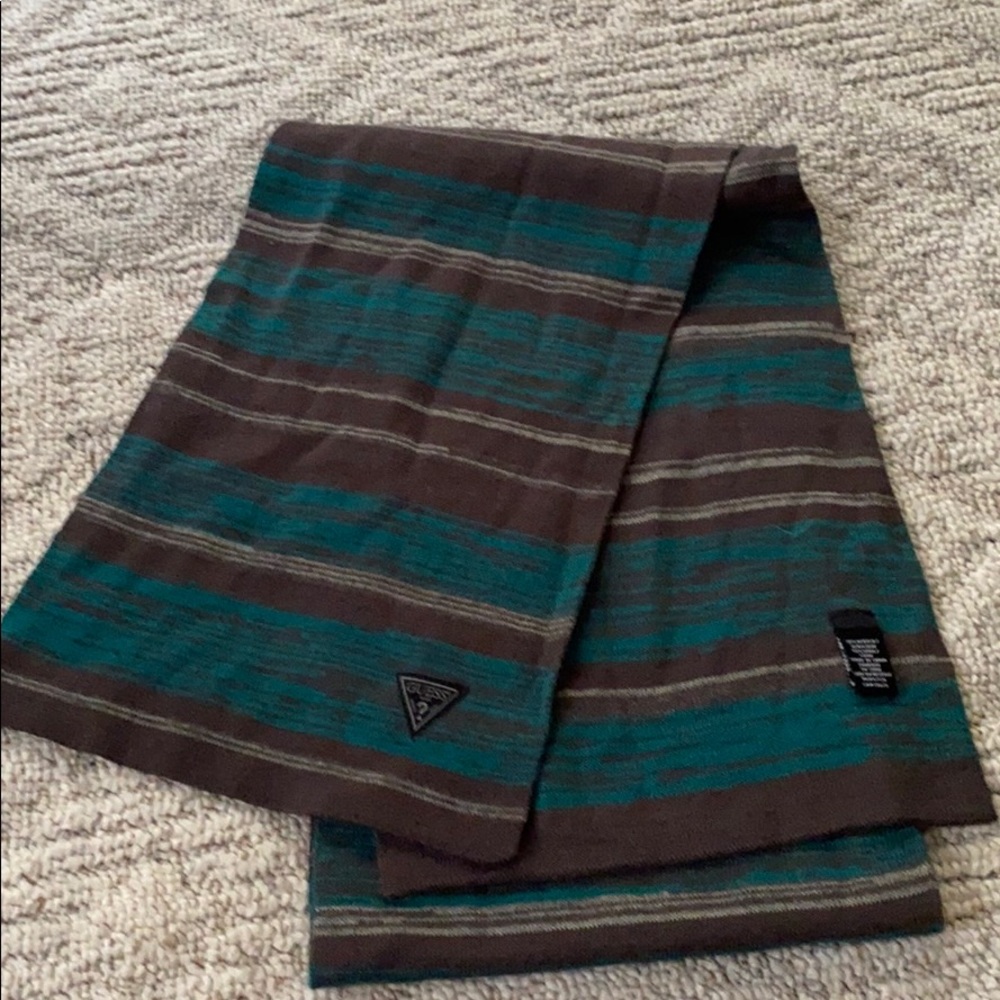 Guess scarf